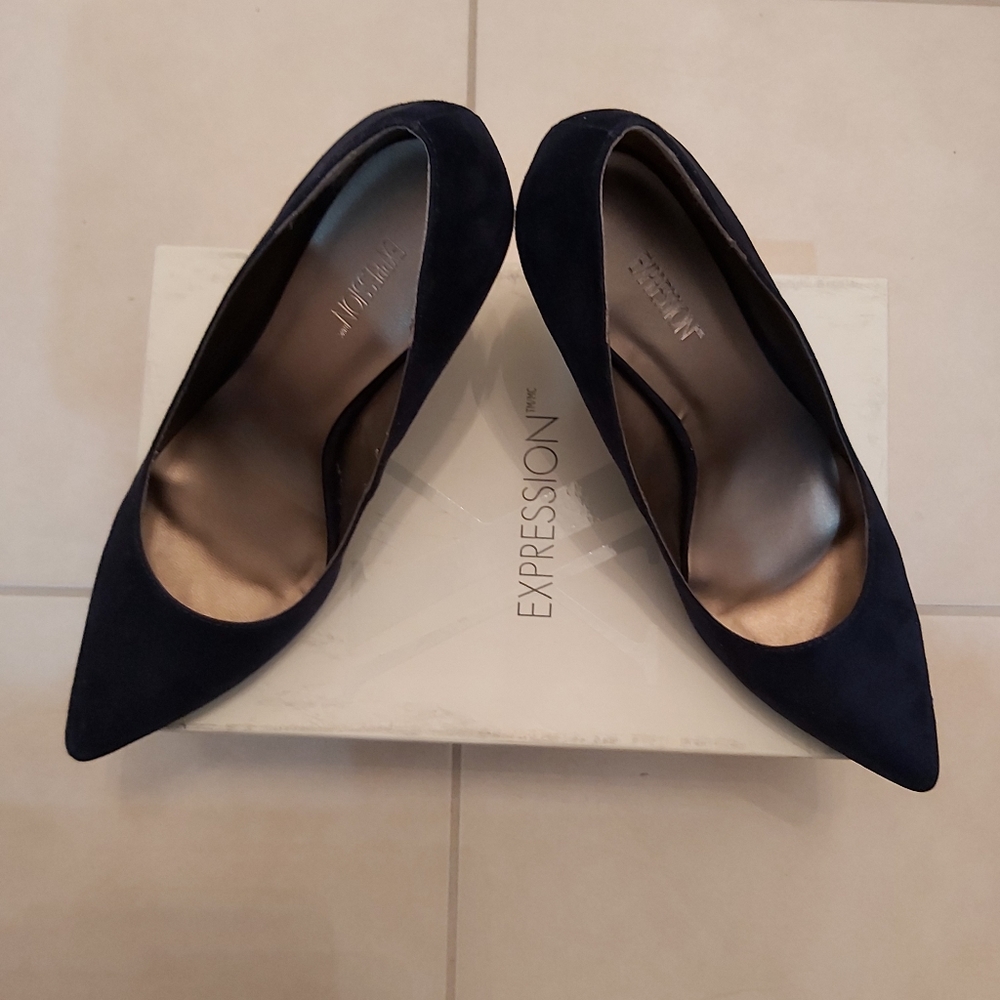 BRAND NEW! Navy 2" Heels 👠